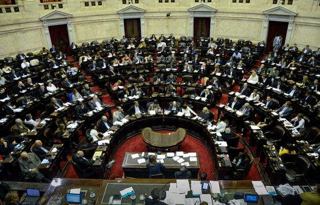 Diputados aprobó la ley, tras 12 horas de debate y protestas