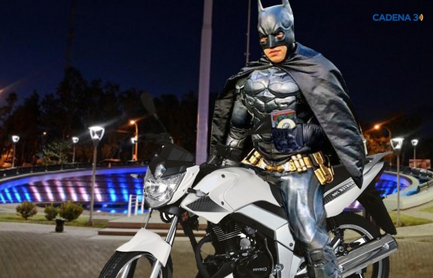 Detuvieron a un motociclista ebrio disfrazado de Batman