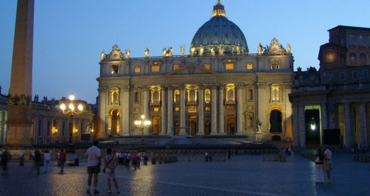 FOTO: Un automovilista quiso ingresar al Vaticano en el auto y fue detenido.