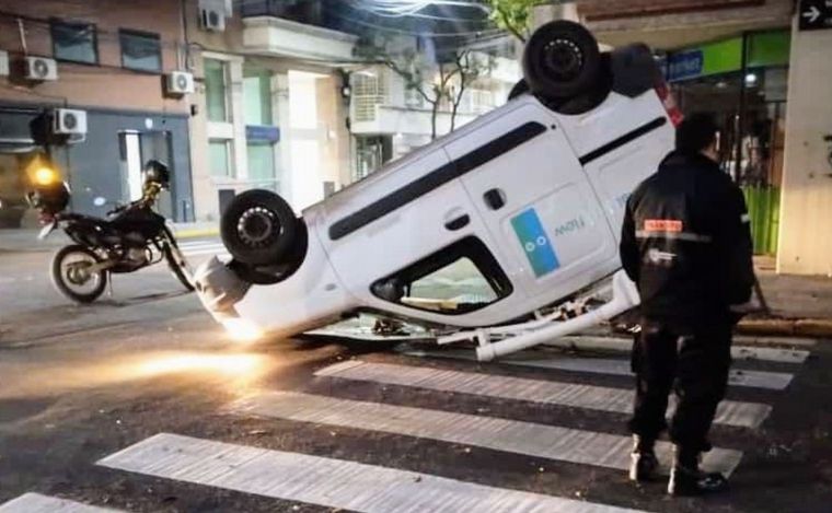 El utilitario quedó totalmente volcado tras el choque.