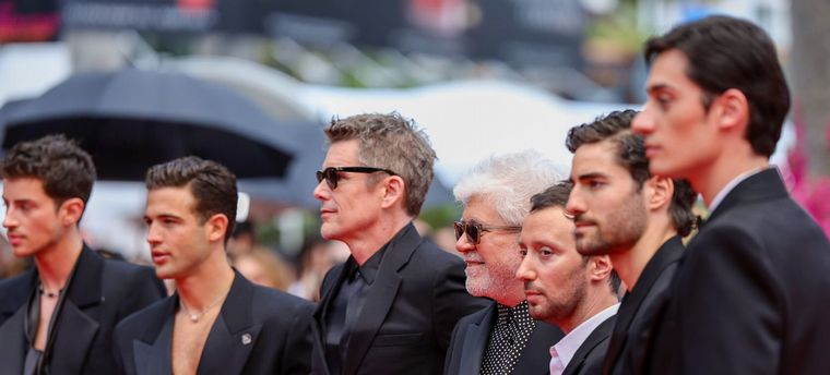 FOTO: El director español con parte del elenco en Cannes.