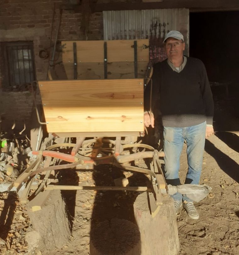 Osvaldo Fiore, el último restaurador de sulquis del país.