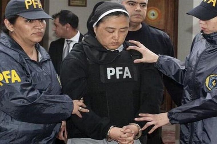 Kosaka Kumiko acusada de abuso agravado por tener la guarda de los menores.