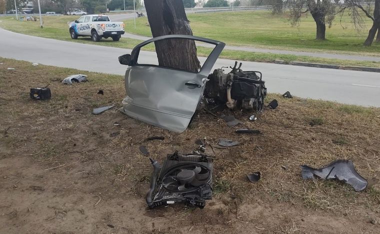Violento siniestro vial en Córdoba. (Foto: Fernando Barrionuevo/Cadena 3)