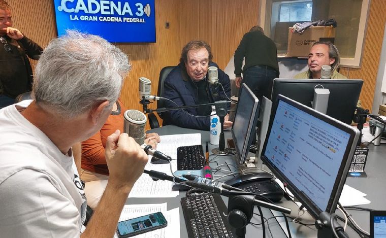 FOTO: Dyango visitó Cadena 3 antes de su show en Córdoba.