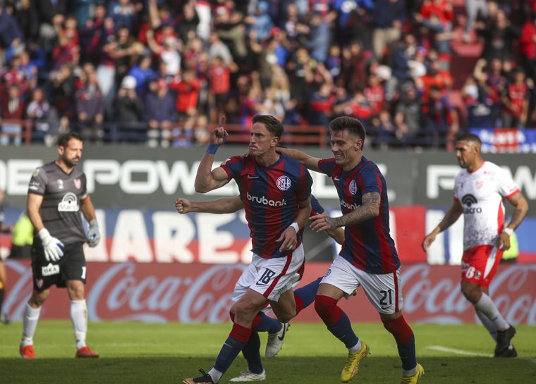 Vombergar festeja uno de sus dos goles ante Instituto.