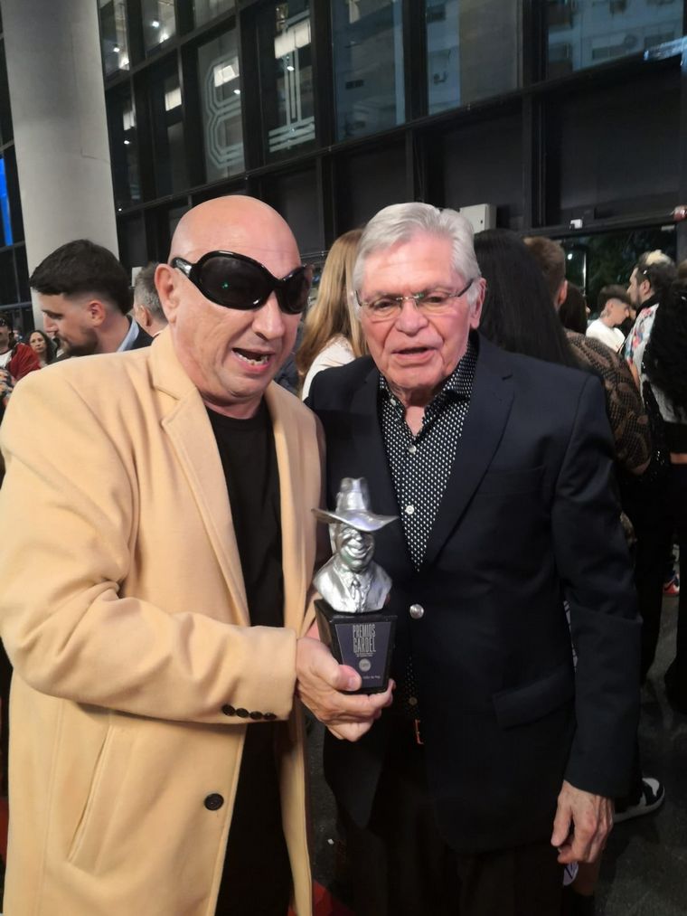 Rony Vargas, junto a grandes figuras de la música en los Premios Gardel