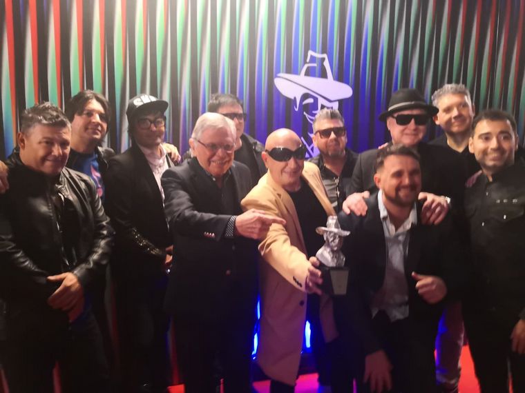 FOTO: Rony Vargas, junto a grandes figuras de la música en los Premios Gardel