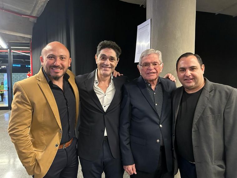 Rony Vargas, junto a grandes figuras de la música en los Premios Gardel