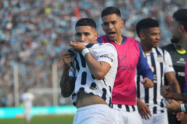 FOTO: Nahuel Bustos festeja su golazo ante Belgrano en el clásico.