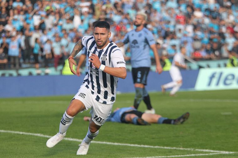 FOTO: Nahuel Bustos festeja su golazo ante Belgrano en el clásico.