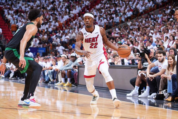 FOTO: Jimmy Butler, estrella de los Miami Heat, ante la marca de White. (Foto: NBA)