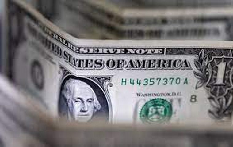 FOTO: El dólar blue inició la semana en alza y cerró en $490 (Foto: NA)
