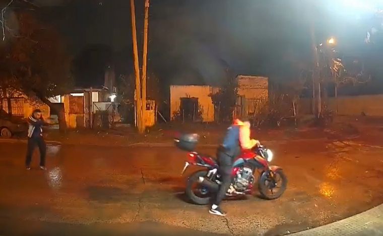 FOTO: Así mató el policía de civil al motochorro en Moreno.