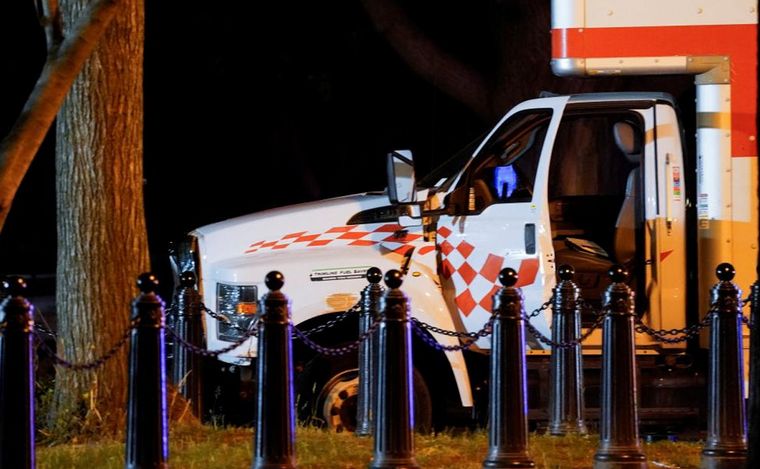 FOTO: Un camión se estrelló contra las barreas de seguridad de la Casa Blanca.