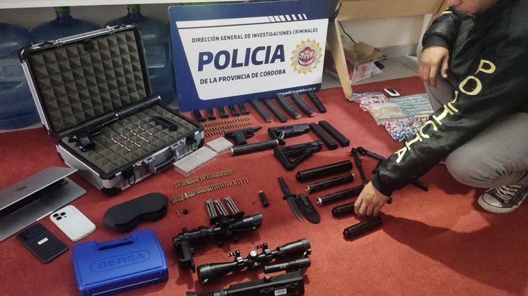 FOTO: Córdoba: lo allanaron por amenazas y hallaron un arsenal