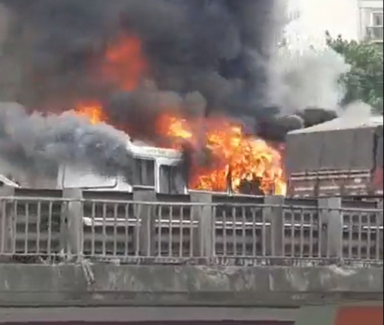 FOTO: Un micro escolar se incendió en la avenida General Paz y Del Libertador.