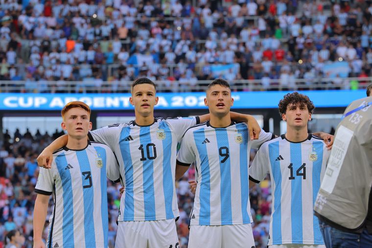 El sub-20 argentino, posando antes del partido en Santiago del Estero.
