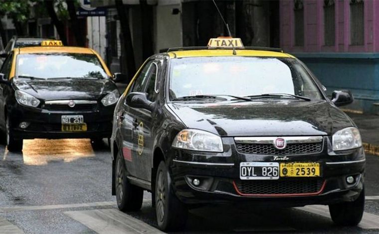 FOTO: Titulares de taxis en alerta por robos violentos en Rosario. 