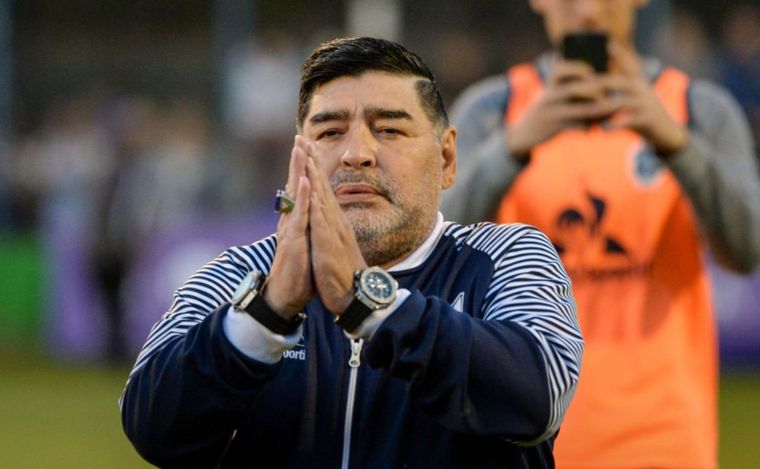FOTO: Diego Maradona en su último paso como DT de Gimnasia de La Plata. (archivo)