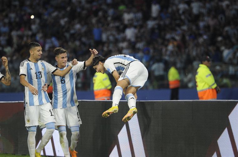 Luka Romero celebra el segundo gol del seleccionado argentino juvenil.