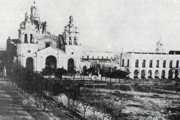 FOTO: Plaza San Martín, año 1871. Archivo fotográfico de Córdoba