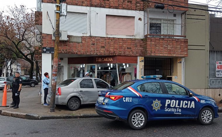 FOTO: Impactante choque en el macrocentro de Rosario: auto incrustado en un comercio. 