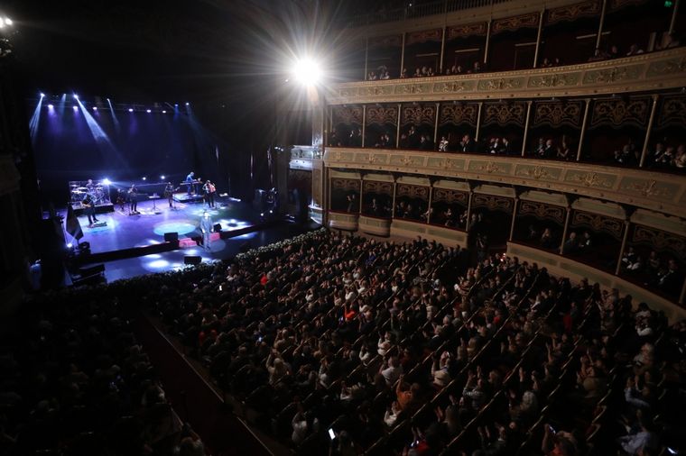 FOTO: Jorge Rojas cantó en el homenaje patrio de Córdoba en el Teatro del Libertador.