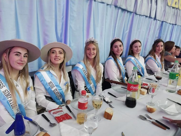 Las soberanas de la Fiesta de la Tradición Gaucha en el Arañado