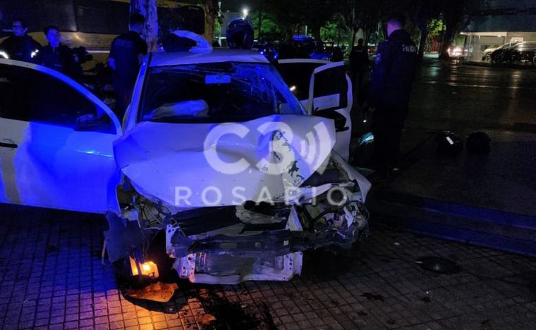 FOTO: El auto que escapaba de la persecución terminó destruido. La concesionaria también.