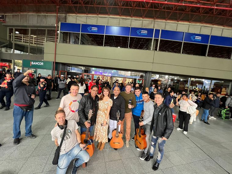AUDIO: Los Cuatro del Suquía recibieron con serenata a turistas en la terminal de Córdoba