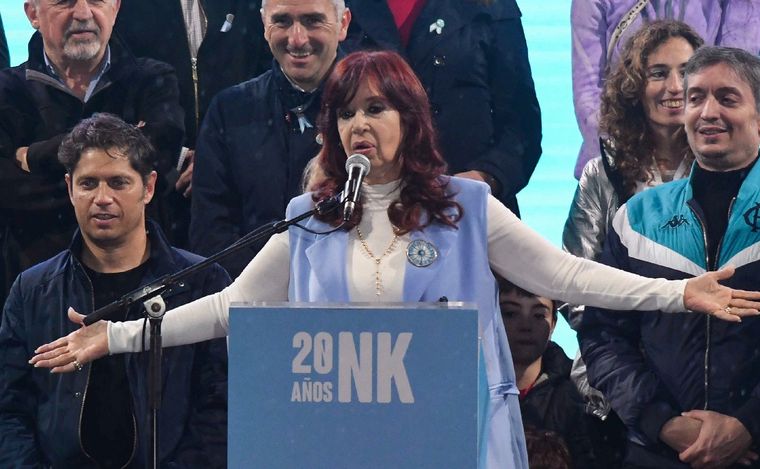 FOTO: Cristina Fernández de Kirchner encabezó un acto en Plaza de Mayo. (Foto: Télam)