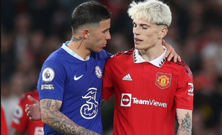 Enzo Fernández y Garnacho, saludo de argentinos (Foto: @ManUtd_Es)