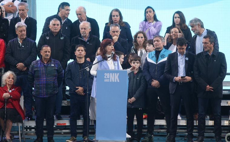FOTO: Cristina Kirchner, en el acto que encabezó en Plaza de Mayo. (Foto: NA)