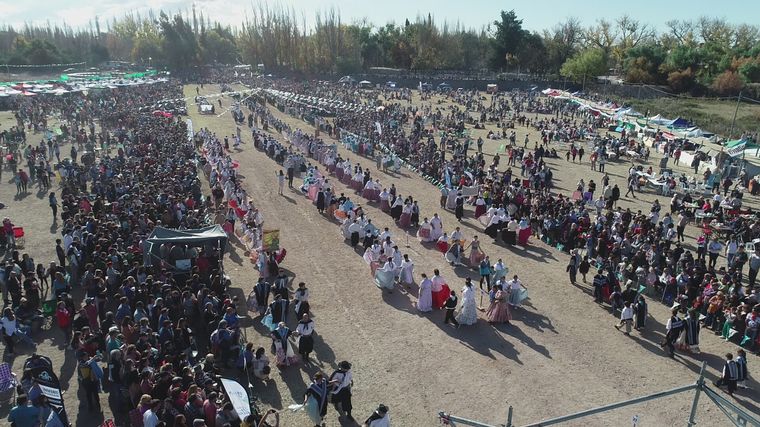 FOTO: Un millar de mendocinos bailaron un Pericón Nacional en San Rafael