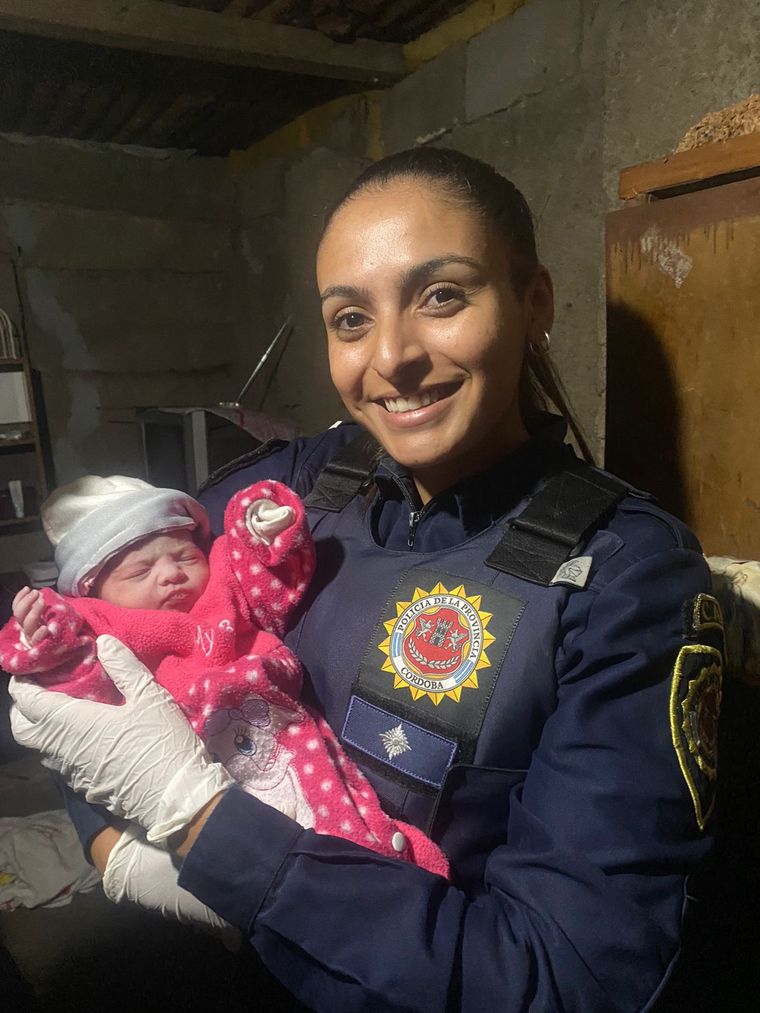 FOTO: La Policía asistió a una mujer que dio a luz a su bebé en su hogar