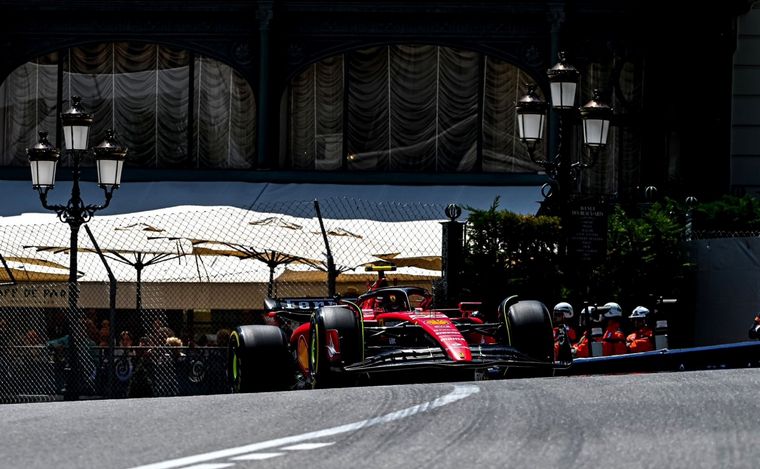 FOTO: Sainz y Ferrari comenzaron al frente en Mónaco