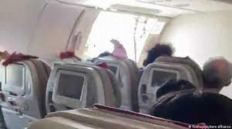 Un pasajero abrió la puerta de un avión en pleno vuelo: hay varios heridos