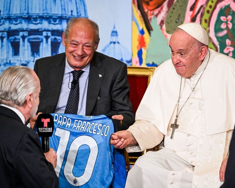 El papa Francisco con la camiseta del Napoli (Foto:@NuestroDiario)