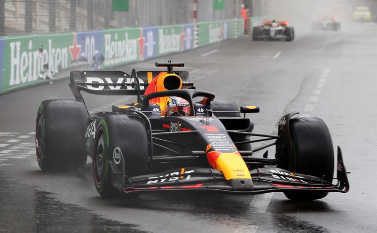 FOTO: La pista se mojó sobre el final, en Mónaco, pero Verstappen ganó sin inconvenientes