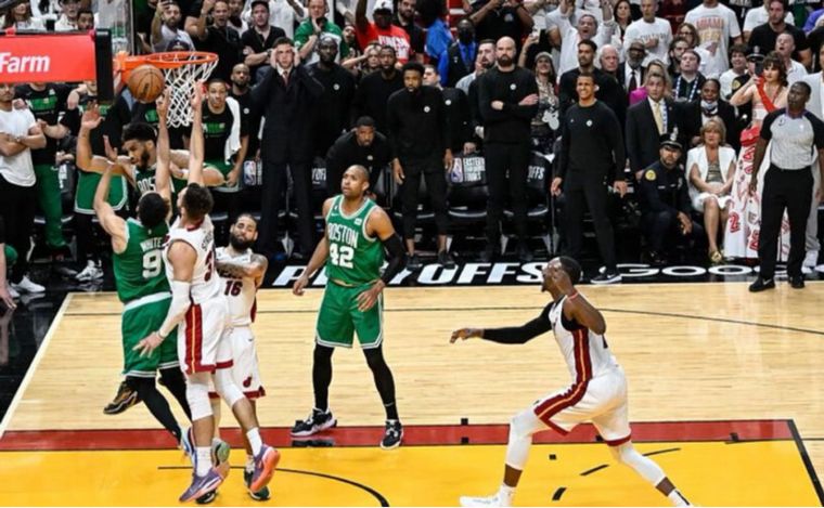 Derrick White fue el héroe de un magnífico juego 6 entre Boston y Miami. 