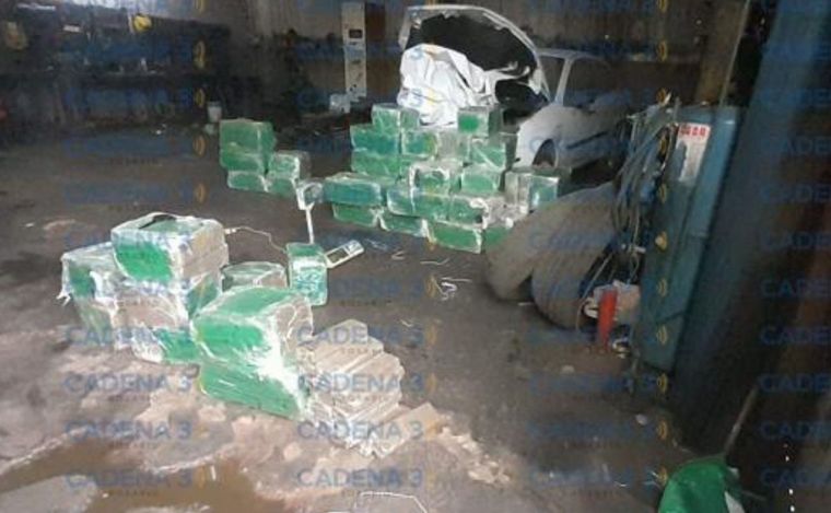 FOTO: Importante hallazgo de droga escondida en un taller mecánico de Funes.