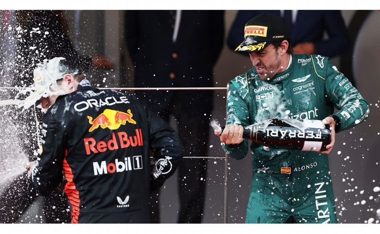 FOTO: Verstappen y Alonso festejan en el podio monegasco