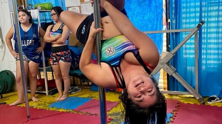 FOTO: Flavia practica pole sport y tiene síndrome de down