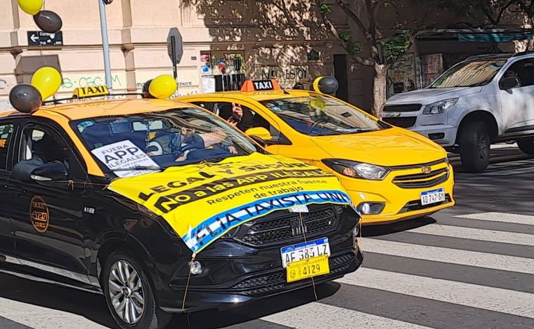 FOTO: Taxistas advierten sobre lo peligroso de contratar servicios por aplicaciones.