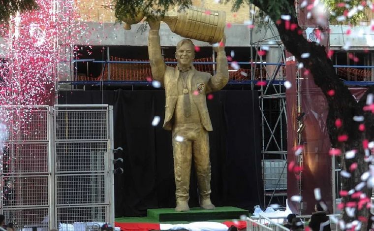 FOTO: Sigue la polémica por la estatua de Marcelo Gallardo. (Foto: TyC Sports)