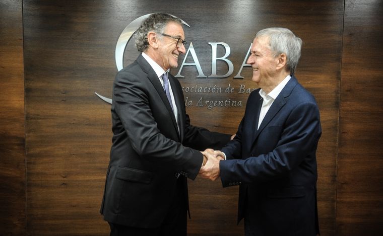 FOTO: Schiaretti y Claudio Cesario, presidente de la Asociación de Bancos de la Argentina.