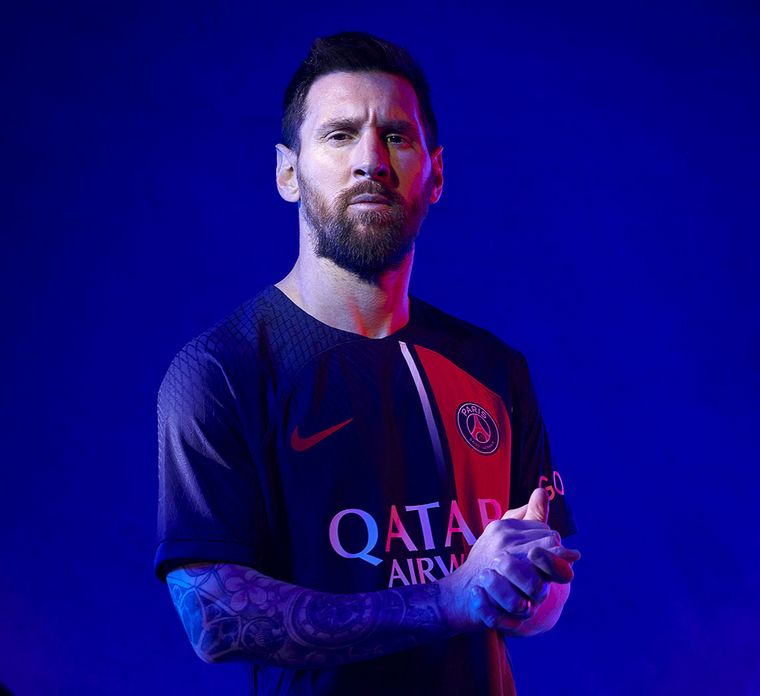 FOTO: Messi posa con la nueva camiseta del PSG.
