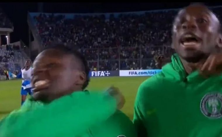 FOTO: Los futbolistas de Nigeria tuvieron gestos repudiables.
