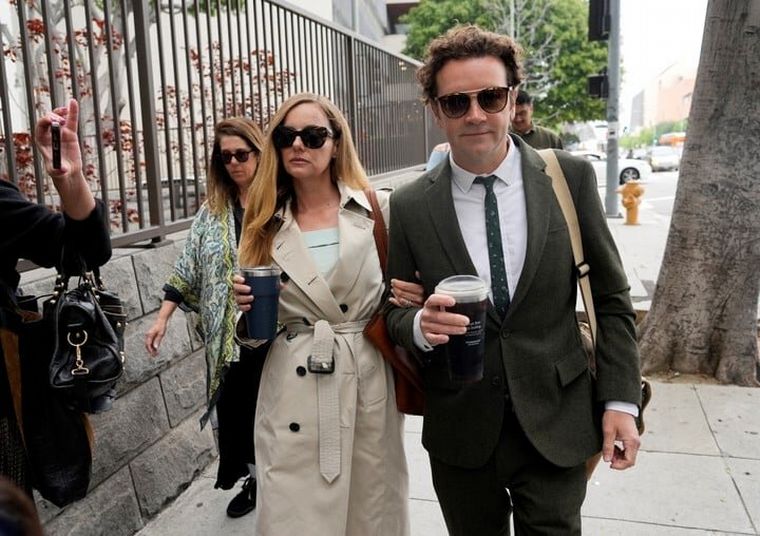 FOTO: El actor condenado, a la llegada a tribunales con su esposa.